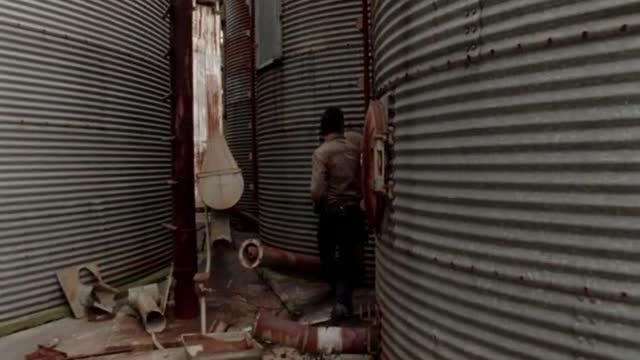 Стрела на дверном косяке