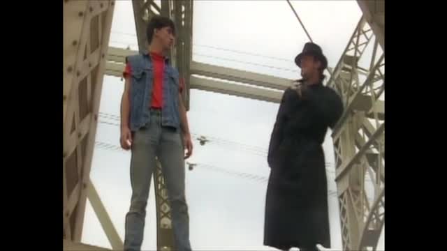 За холм с мечами тысячи людей
